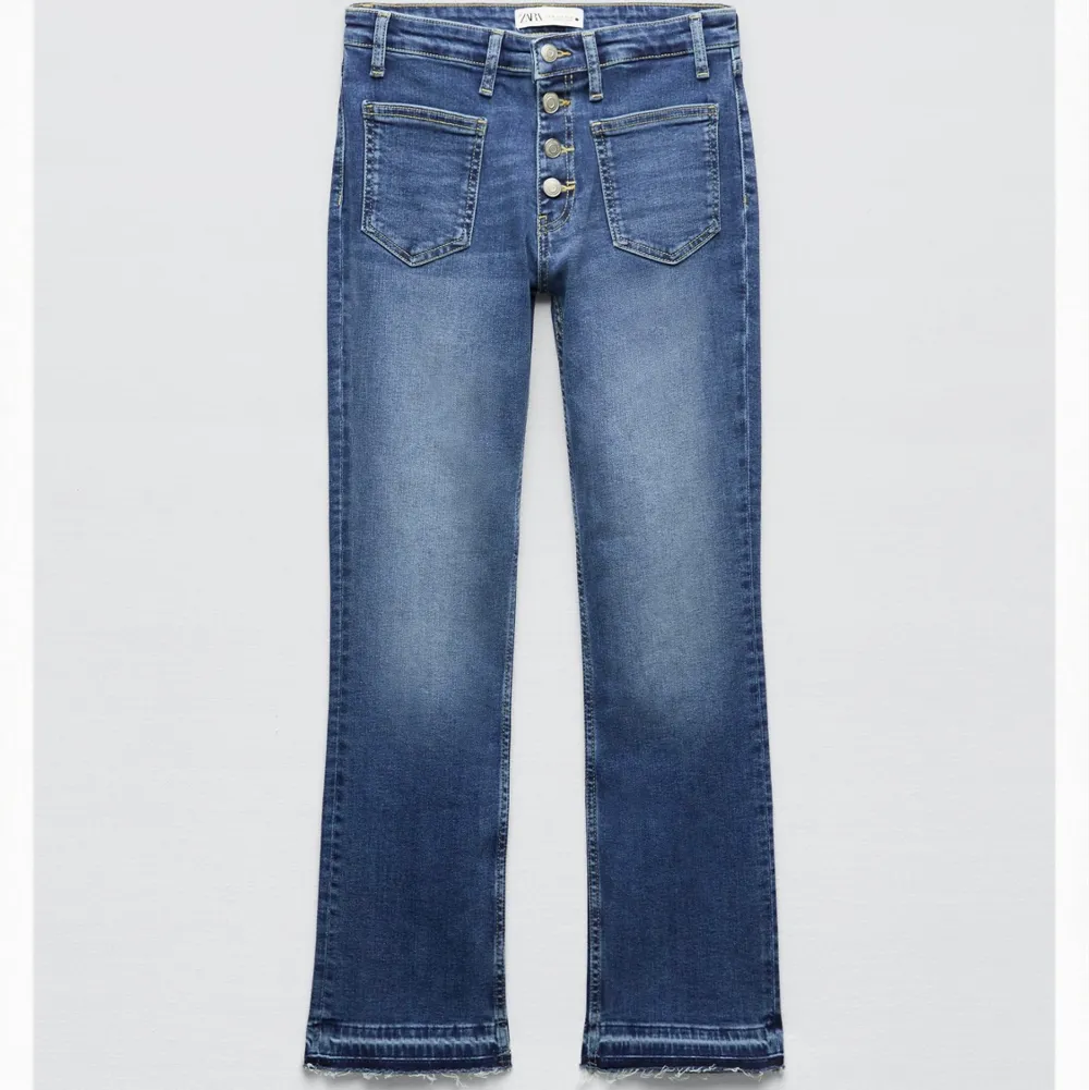 Säljer dessa slut sålda low Rise zara jeans. Använda två gånger och är i ny skick.💗. Jeans & Byxor.