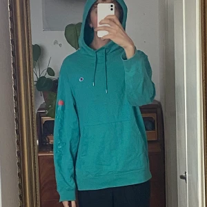 champion hoodie M - jättefin nästan oanvänd turkos champion hoodie i storlek M. 