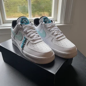 Nike air force worldwide strl 41 - Helt nya Nike air force worldwide. Dom är bara använda en gång. Köpta på JD direkt när dom kom och det är svårt att få tag på dom nu. Medföljer Nike klistermärken. Köpare står för frakten. Kan diskutera pris. Hör av er om vi har några frågor. 