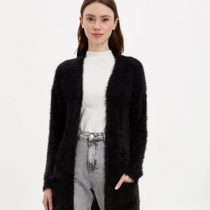 Fluffig kardigan Från KappAhl - Denna plagg når upp till midjan eller rumpan beroende på din längd. Den är lite använd och väldigt mjuk.  Originell Pris: 299