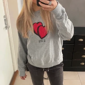 Zadig tröja  - Jättefin grå sweatshirt ifrån Zadig & Voltaire!  Bra kvalite och superfin men kommer tyvärr inte till användning. Köpt i New York för 1600 Storlek L men är som s,m💞