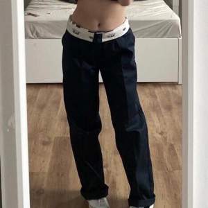 (FÖRSTA BILDEN ÄR LÅNAD, DM FÖR EGNA BILDER) Säljer dessa skitsnygga dickies jeans som tyvärr är för små för mig. Orginalpris 650 kr men jag säljer de för 400kr inkl frakt. Kan även tänka mig byta de mot en större storlek.