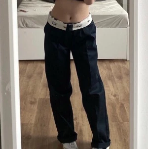 Dickies jeans - (FÖRSTA BILDEN ÄR LÅNAD, DM FÖR EGNA BILDER) Säljer dessa skitsnygga dickies jeans som tyvärr är för små för mig. Orginalpris 650 kr men jag säljer de för 400kr inkl frakt. Kan även tänka mig byta de mot en större storlek.