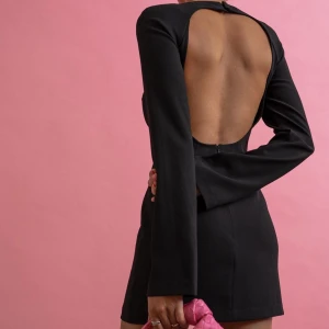 Superfin klänning med öppen rygg  - Aldrig använd! Sitter perfekt på kroppen 