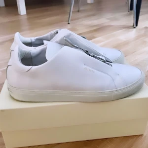 Arigato vita  - Säljer ett par Arigato vita,  st 45.  Låda & dustbag medföljer 