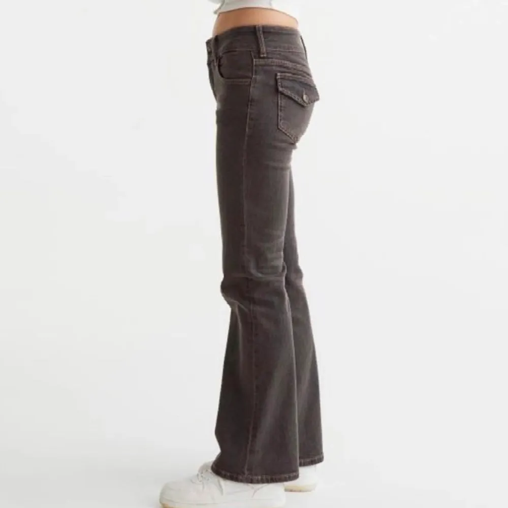 Säljer dessa low waist jeans från hm i grå/mörkbrun, som nya i skicket. Stl 32. 250kr (plus frakt), nypris 300kr. Budar man & vinner så köper man☺️. Jeans & Byxor.