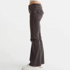 Säljer dessa low waist jeans från hm i grå/mörkbrun, som nya i skicket. Stl 32. 250kr (plus frakt), nypris 300kr. Budar man & vinner så köper man☺️