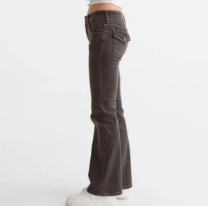 Low waist - Säljer dessa low waist jeans från hm i grå/mörkbrun, som nya i skicket. Stl 32. 250kr (plus frakt), nypris 300kr. Budar man & vinner så köper man☺️