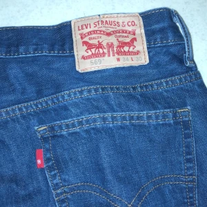 Mörkblåa Levis jeans - Säljer dessa mörkblåa Levis jeansen. Baggy och lite mindre än de andra ljusblåa jeansen.