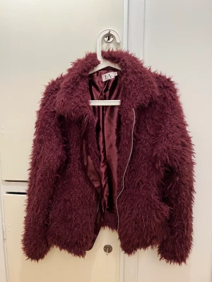 Fuskpäls Linn Ahlborg x NA-KD. - Säljer nu denna sköna och fina fuskpäls. Endast använd en gång. Storlek 34.