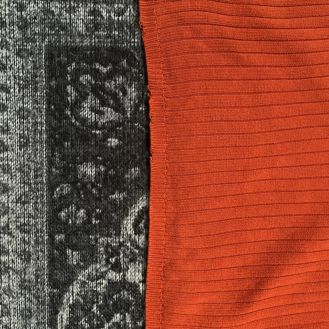 V-ringad ribbad tröja i orange / röd - 90