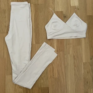 Beige Set - Crop top med genomskinlig band och Tillhörande byxor   Går att köpa separat  Crop top 89 kr Byxor 100 kr  