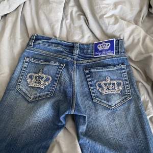Säljer dessa såå snygga lågmidjade jeans från Victoria Beckham!!! Midjemåttet är 74cm och innerbenslängden är ca 82 cm 