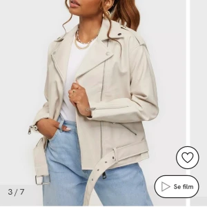 Oversized Boyfriend Biker Jacket - Beige oversized skinnjacka från missguided! Bilder tagna från hemsidan, kan skicka fler om du vill se bättre 💕 Aldrig använd och prislappen är fortfarande kvar. Nypris 499kr