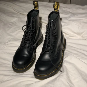 Dr Martens - 1460 smooth läderkängor från Dr Martens i strl 41. 8 hål. Köpta från Drmartens.com för 2.100 förra året och använda fåtal gånger.