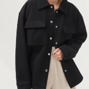 Gina tricot Kappa - Säljer denna höst kappa för att den aldrig används från Gina tricot i storlek xs men är oversize skriv för mer bilder ❤️