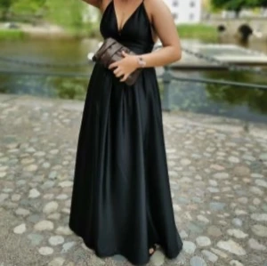 Balklänning - Svart balklänning i satin . Storlek 34 . Uppsydd så den är precis vi marken på den som är ca 162 + klackar så ca 170:) 