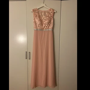 Klänning  - En rosa klänning som används vid ett tillfälle och är i fint skick 🎀