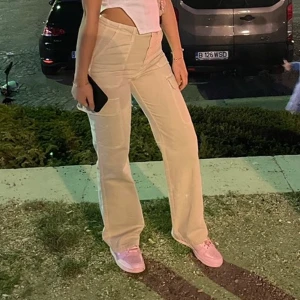 Beiga cargopants - Säljer dessa beiga cargopants. Sitter tajt på och riktigt bra. Köpte dessa i somras från zara. De är stretchiga och har ett skönt material. Använd ett par gånger men kommer tyvärr inte till nån användning mer. Passar bra på 34/36.