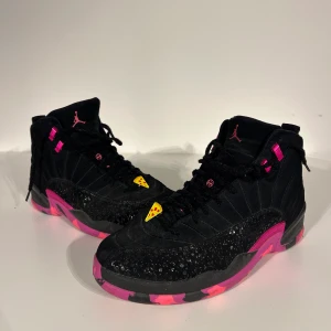 Jordan 12 Retro Doernbecher  - Jordan 12 Retro Doernbecher, ett par extremt sällsynta Jordans i riktigt bra skick. Storlek 46