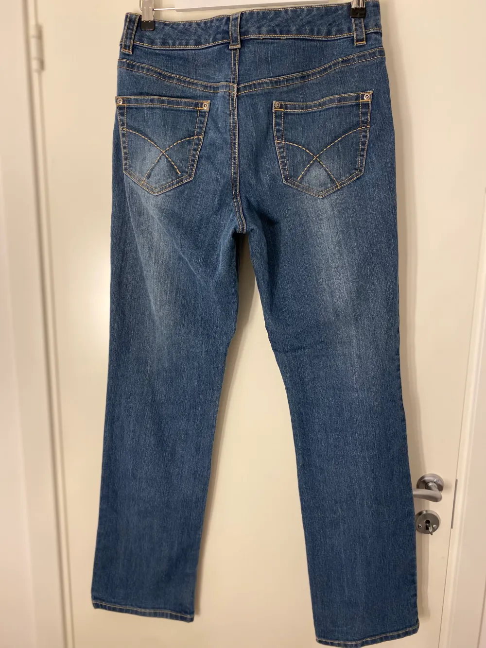 Raka jeans med medelhög midja från Kappahl i storlek 40.. Jeans & Byxor.