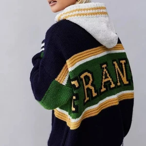 Iets Frans hoodie - Asball stickad ziphoodie från Iets Frans i väldigt bra skick då jag knappt använt den därav säljer jag den för 300kr (nypris 500kr)❤️