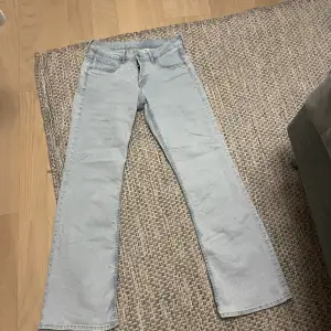 Slutsålda low Waits Jeans från H&M använda 1 gång.🙂stretch i dom