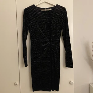 Bubbleroom klänning  - Säljer en nyårsklänning från Bubbleroom, köpte den för ca 2 år sedan men endast använd en gång. Inga defekter har klänningen utan den är i nyskick.  