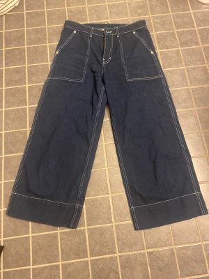 Mörkblå jeans från monki i bra skick köpta på Sellpy - Som titeln säger i bra skick skulle nästan säga oanvända, säljer dock för att de inte satt bra på mig. I längden ganska bra på mig som är ungefär 1,60 lång.