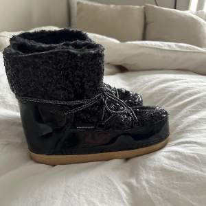 Säljer mina snö boots i strl 38/39. Köpta förra vintern, inte använda mycket ca 5 ggr pga att jag köpte de sent förra året. 