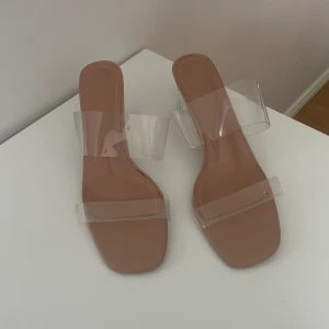 Klackskor  - Snygga klackar som är helt oanvända. Lagom hög klackhöjd. 