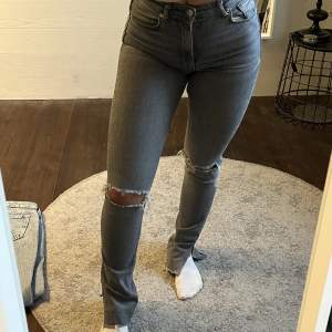 Gråa zara jeans med slits. Sitter jättebra och är jättesköna. Inte använda så mkt