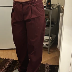 Kostymbyxor - Söljer dessa vinröda kostymbyxor köpa secondhand! Kan såklart skicka fler bilder om det önskas! Jag är 174 cm, oxh dom sitter långt på mig (går ju såklar att vika upp) ☺️☺️