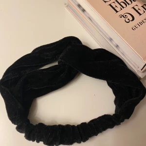 Hårband  - Svart hårband köpt på lager 157, endast testat🖤