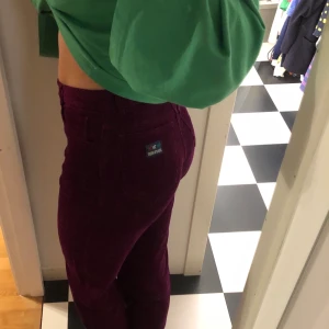 Thriftade manchesterbyxor - Superbra skick! Som nya. Skriv för mått. 200kr inkl frakt.🪩mörklila/vinröda/cerise perfekt för vintern!