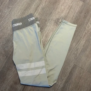 Träningstights stronger - Säljer nu mina träningstights från stronger, som nya! 