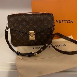 Louis Vuitton Pochette Metis - Använd men i bra skick  