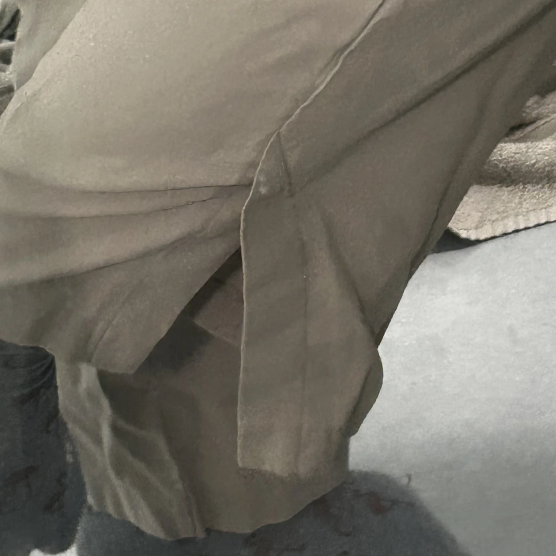 Grå kostymbyxor med slit - 90