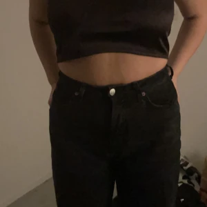 Svart topp - Jätteskön svart topp i storlek M 🫶🏻Inga skavanker eller liknanade!