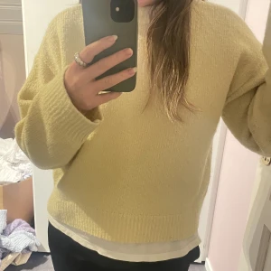 Gul stickad tröja - Ljusgul tröja från zara. Nypris 399kr. Använd ganska mycket men fortfarande ganska bra skick.💗