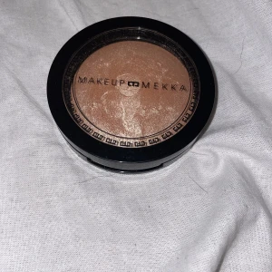 Smink  - Säljer denna highlighter från makeup mekka. använd väldigt fåtal gånger. Jättfin färg och ger ett så extremt fint glow. 20kr 