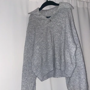 Stickad kofta  - Säljer denna super fina stickade koftan från lindex i storlek L men passar mig som vanligtvis har s. Köpt för 500 kr. Köparen står för frakten. Kontakta mig vid intresse💕