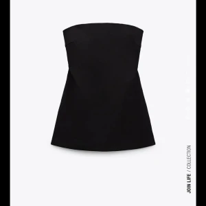 Zara topp - Köptes väldigt spontant och inser nu efter att den inte riktigt är min stil och säljer därför. Prislapp finns kvar och är ej använd (enbart testad) 