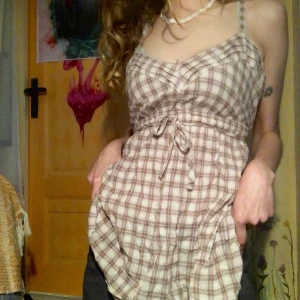 Söt sommar topp - Sommartorp med rutigt mönster. Runt tyg- något genomskinlig med knytband under bysten. Den är ungefär midjemått lång. Funkar bra para med en tröja under till vintern 