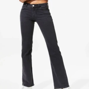 H&M low jeans - Säljer mina fina lowrise jeans från HM:) Säljer pga att dem inte kommit till andvändning så ofta! Orginalpris:259kr Köpare står för frakt! KONTAKTA ENDAST VID INTRESSE!💗🙏Amdvänd köp direkt tack💕💕