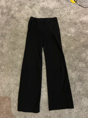 Petra Wide Trouser - Köpta på MQ för 800kr. De är stretchiga och supersköna. De är i storlek 34 men passar 36 också. Högmidjade! Använda men i bra skick! Köparen står för frakten💞  PS: Säljer även exakt likadana fast i grått💗