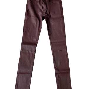 Helt nya skinnbyxor från J Brand i burgundy, djup röda.  L8001 mid-rise leather leggings Så snygga!! 100% läder (mjukaste lammnappa)   Endast testade 