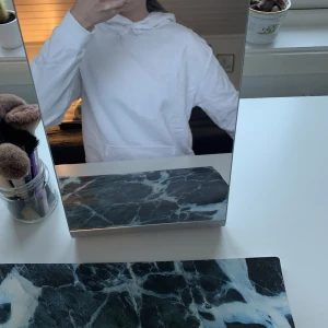 Hoodie - En vit oversized hoodie från cubus. Lite tunnare i materialet så går att ha på höst och sommarkvällar utan att det blir för varmt, men funkar även på vintern. Mycket fint skick.