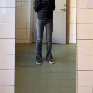 Zara jeans - Gråa jeans från zara med slit nertill
