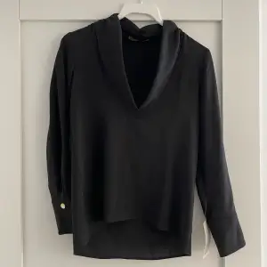 Helt oanvänd svart blus från Zara i storlek XS